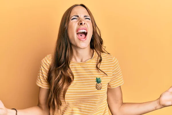 Jonge Brunette Vrouw Draagt Casual Kleding Gek Gek Schreeuwen Schreeuwen — Stockfoto