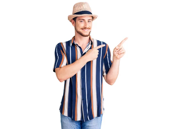 Yazlık Şapkalı Yakışıklı Beyaz Adam Gülümsüyor Kameraya Bakıyor Eliyle Parmaklarıyla — Stok fotoğraf