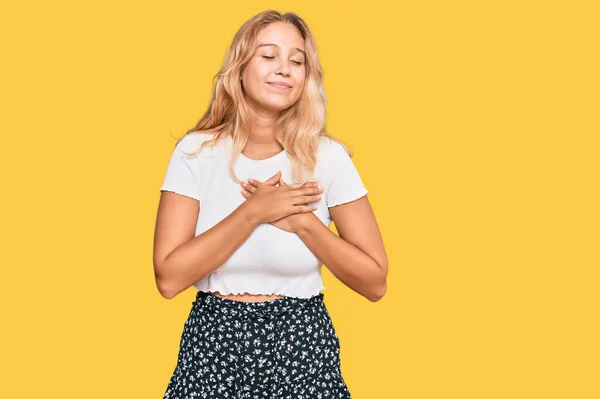 Menina Loira Jovem Vestindo Camiseta Branca Casual Sorrindo Com Mãos — Fotografia de Stock