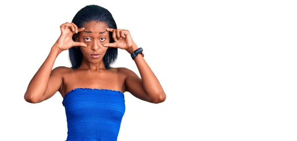 Junge Afrikanisch Amerikanische Frau Lässiger Sommerkleidung Die Versucht Die Augen — Stockfoto