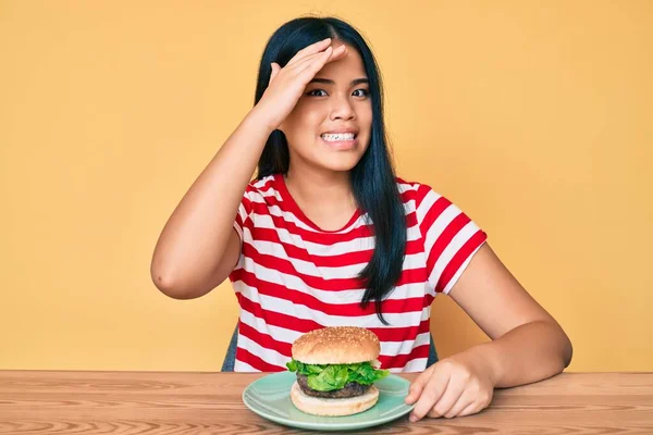 Fiatal Ázsiai Lány Eszik Egy Ízletes Klasszikus Burger Stresszes Frusztrált — Stock Fotó