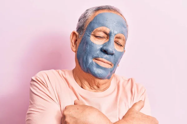 Hombre Mayor Con Pelo Gris Con Máscara Barro Abrazándose Feliz — Foto de Stock