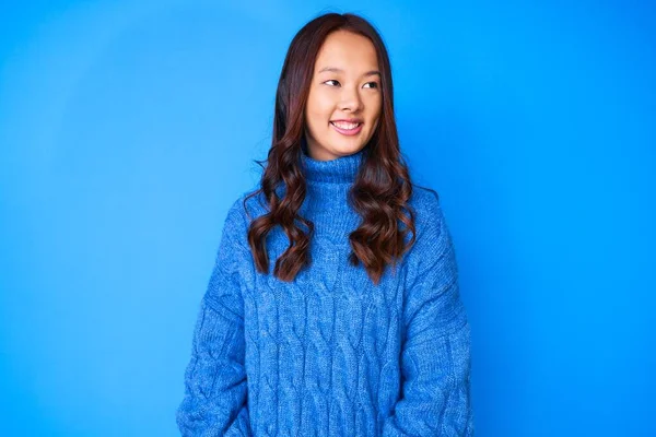 Jong Mooi Chinees Meisje Draagt Casual Winter Trui Kijken Weg — Stockfoto