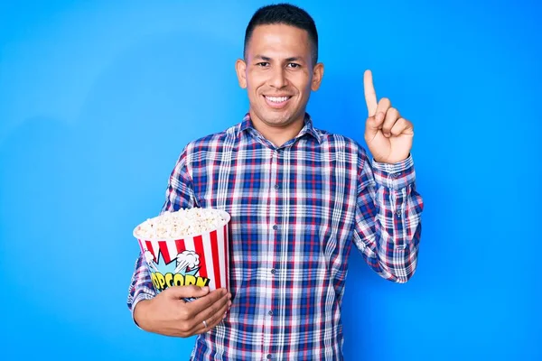 Fiatal Jóképű Latin Férfi Kezében Popcorn Mosolyog Egy Ötlettel Vagy — Stock Fotó