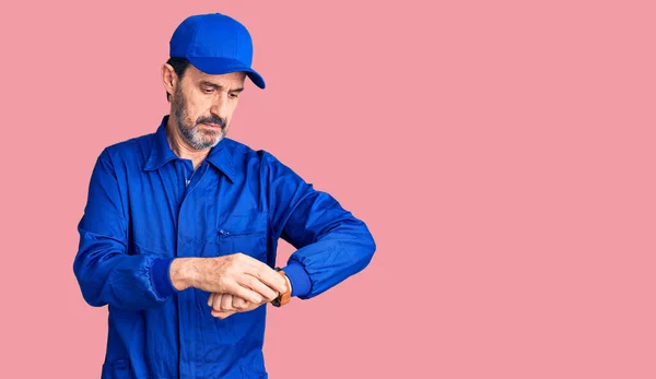 Homem Bonito Meia Idade Vestindo Uniforme Mecânico Verificando Tempo Relógio — Fotografia de Stock