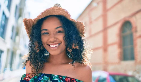 Junge Afrikanisch Amerikanische Frau Mit Lockigem Haar Lächelt Glücklich Freien — Stockfoto