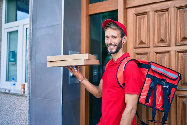 Homem Entrega Caucasiano Vestindo Uniforme Vermelho Mochila Entrega Sorridente Feliz — Fotografia de Stock