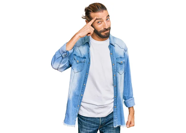 Homme Attrayant Avec Les Cheveux Longs Barbe Veste Denim Décontracté — Photo