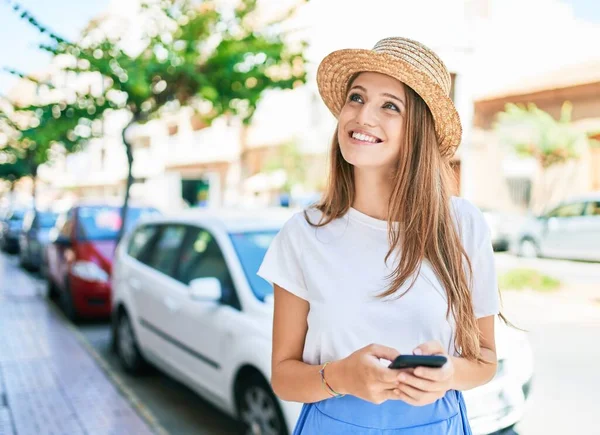 Junge Blonde Frau Urlaub Lächelt Glücklich Mit Smartphone Auf Der — Stockfoto