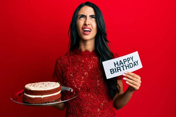 Hermosa Mujer Hispana Celebrando Cumpleaños Con Pastel Enojado Loco Gritando — Foto de Stock