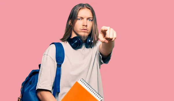 Handsome Caucasian Man Long Hair Wearing Student Backpack Holding Books — Stock Photo, Image