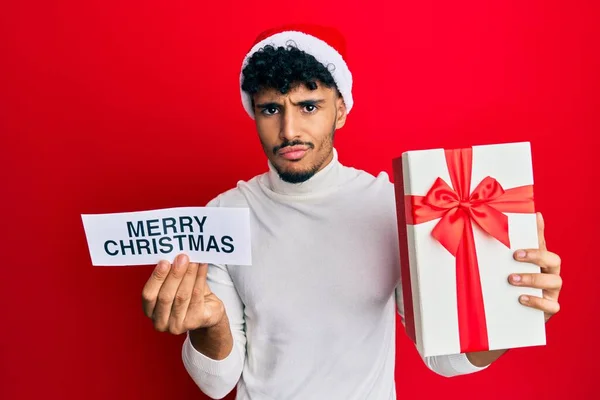 Ung Arabisk Stilig Man Bär Jul Hatt Hålla God Jul — Stockfoto