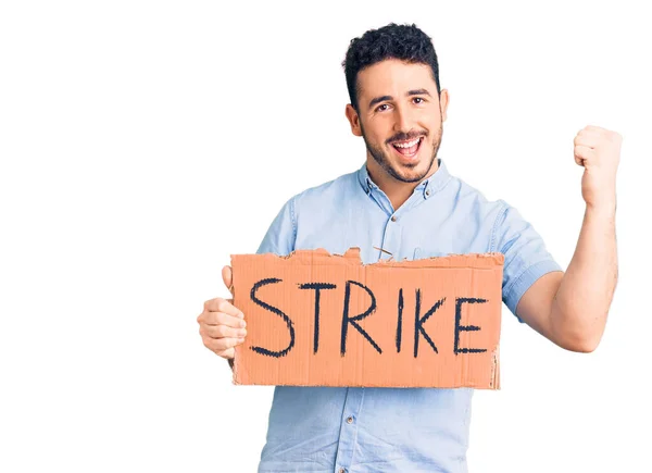 Young Hispanic Man Holding Strike Banner Cardboard Screaming Proud Celebrating — Stock Photo, Image