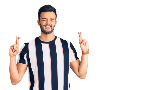 Mladý Pohledný Hispánec Pruhované Košili Ukazující Prstem Zkříženě Usmíval Nadějí — Stock fotografie