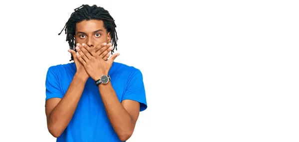 Νεαρός Αφροαμερικάνος Που Φορούσε Καθημερινά Ρούχα Σοκαρισμένος Καλύπτοντας Στόμα Χέρια — Φωτογραφία Αρχείου