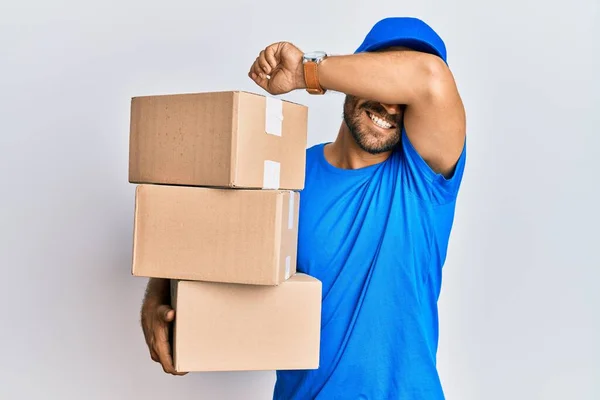 Bell Uomo Con Barba Che Indossa Uniforme Del Corriere Che — Foto Stock