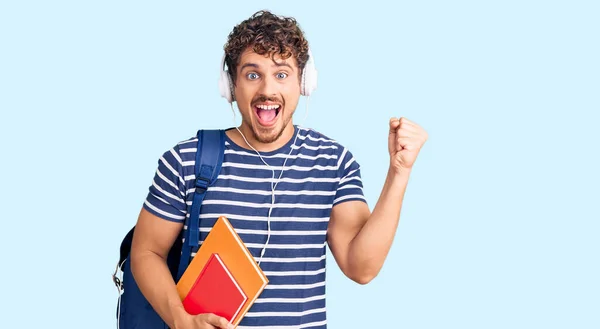 Joven Hombre Guapo Con Pelo Rizado Sosteniendo Mochila Estudiantil Libros —  Fotos de Stock