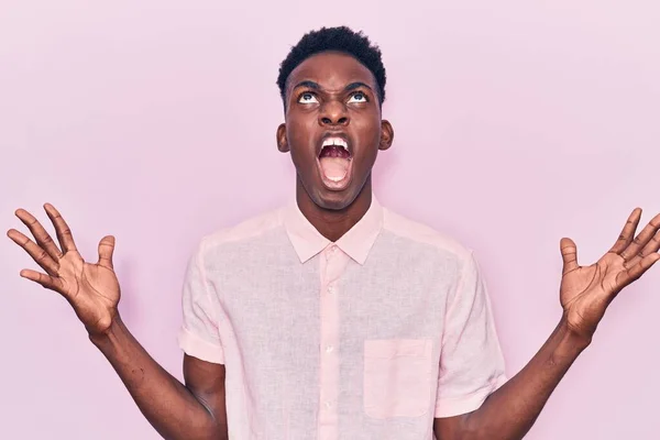 Jovem Afro Americano Vestindo Roupas Casuais Loucas Loucas Gritando Gritando — Fotografia de Stock