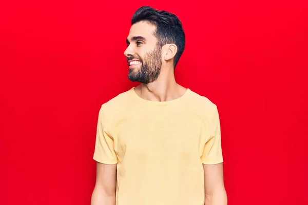 Homem Bonito Jovem Com Barba Vestindo Shirt Casual Olhando Para — Fotografia de Stock