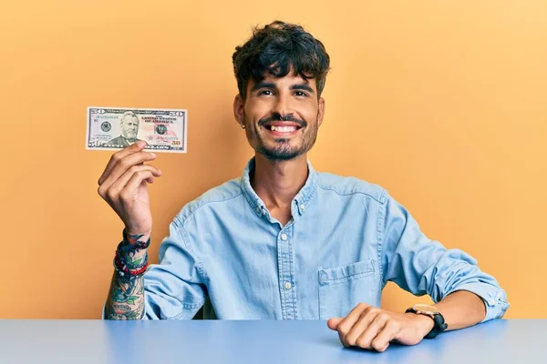 Fiatal Spanyol Férfi Kezében Dolláros Bankjegy Asztalon Pozitív Boldog Álló — Stock Fotó