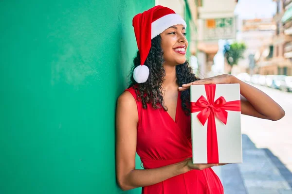 Jovem Menina Afro Americana Vestindo Chapéu Natal Segurando Caixa Presente — Fotografia de Stock