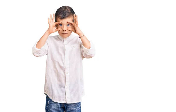 Zarif Tişört Giyen Tatlı Sarışın Çocuk Parmaklarıyla Gözlerini Açmaya Çalışıyor — Stok fotoğraf