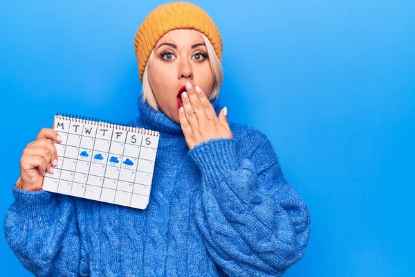 Beautiful Size Woman Holding Weather Calendar Showing Rainy Week Blue — Stock Photo, Image