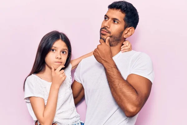 Junge Vater Und Tochter Lässiger Kleidung Die Hand Kinn Nachdenklich — Stockfoto