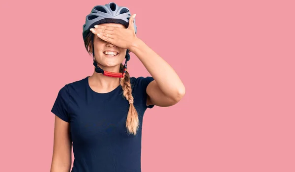 漂亮的高加索女人 戴着自行车头盔 面带微笑 满脸笑容 惊讶极了 盲目概念 — 图库照片
