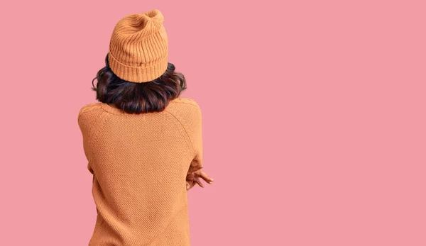 스웨터를 모자를 아름다운 여성이 바라보며 — 스톡 사진