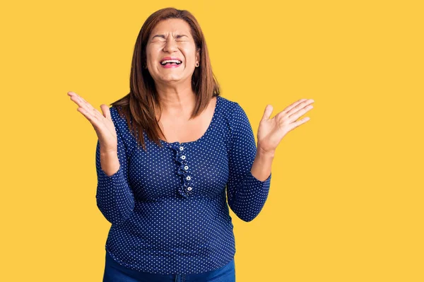 Mulher Latina Meia Idade Vestindo Roupas Casuais Celebrando Louco Louco — Fotografia de Stock