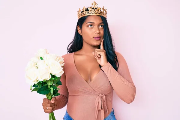 Jovem Latina Bonita Com Cabelos Longos Vestindo Coroa Princesa Segurando — Fotografia de Stock
