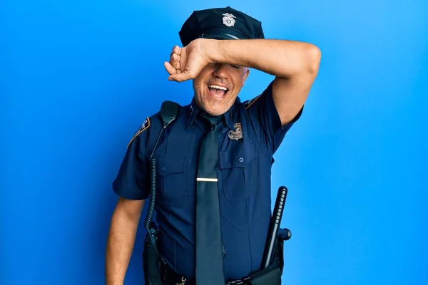 Pohledný Zralý Muž Středního Věku Policejní Uniformě Zakrývající Oči Veselým — Stock fotografie