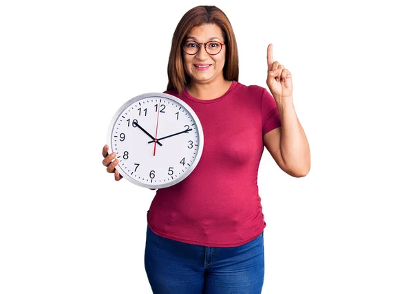 Joven Hermosa Mujer Con Reloj Alarma Señalando Dedo Lado — Foto de Stock