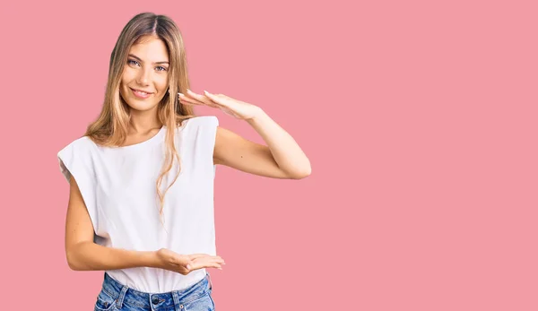 Schöne Kaukasische Frau Mit Blonden Haaren Trägt Legeres Weißes Shirt — Stockfoto