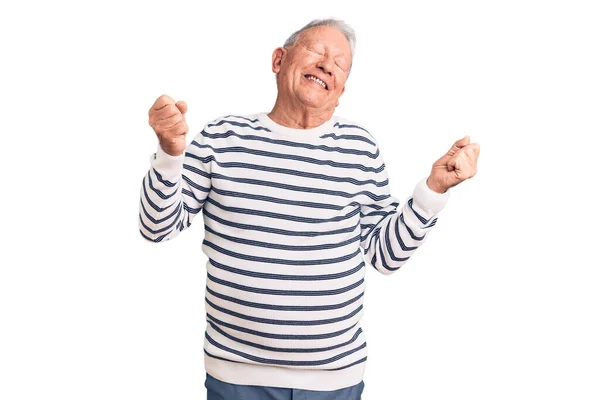 Senior Όμορφος Γκριζομάλλης Άνδρας Φορώντας Casual Ριγέ Πουλόβερ Πολύ Χαρούμενος — Φωτογραφία Αρχείου