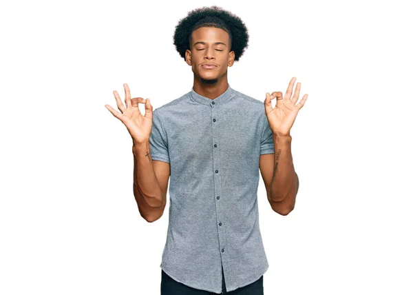 Hombre Afroamericano Con Pelo Afro Vistiendo Ropa Casual Relajarse Sonreír — Foto de Stock