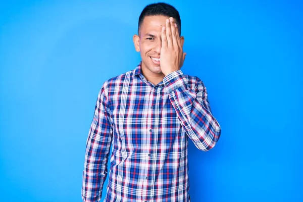 Mladý Pohledný Latinský Muž Neformálním Oblečení Zakrývajícím Jedno Oko Rukou — Stock fotografie