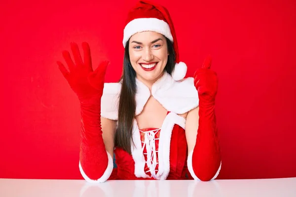 Giovane Donna Caucasica Indossa Costume Babbo Natale Mostrando Indicando Con — Foto Stock