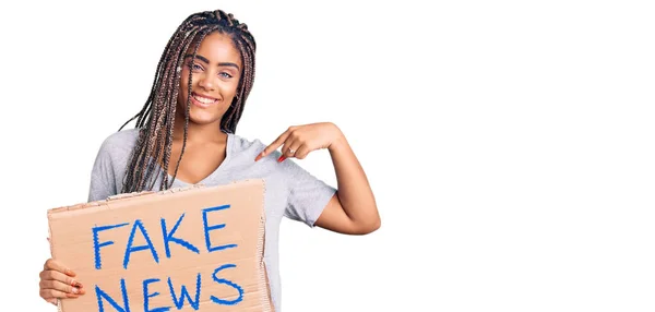 Jovem Afro Americana Com Tranças Segurando Falso Banner Notícias Apontando — Fotografia de Stock