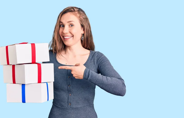 Jong Mooi Blond Vrouw Holding Verjaardag Cadeau Glimlachen Gelukkig Wijzend — Stockfoto