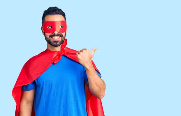 Jovem Hispânico Vestindo Traje Super Herói Sorrindo Com Rosto Feliz — Fotografia de Stock