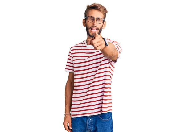 Knappe Blonde Man Met Baard Casual Kleding Bril Wijzend Ontevreden — Stockfoto