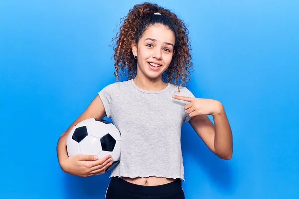 Hermosa Niña Con Pelo Rizado Sosteniendo Pelota Fútbol Señalando Dedo —  Fotos de Stock