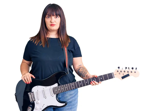Elektro Gitar Çalan Genç Cüsseli Bir Kadın Düşünce Tarzı Ayık — Stok fotoğraf