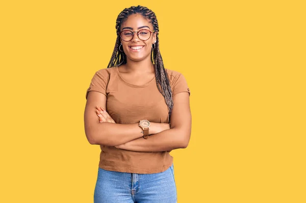 Молода Афро Американська Жінка Плечима Повсякденному Одязі Окулярах Щаслива Особа — стокове фото