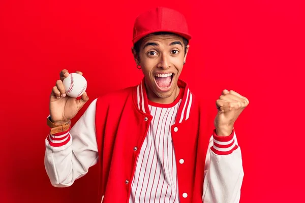 Ung Afrikansk Amercian Man Bär Baseball Uniform Innehav Boll Skriker — Stockfoto