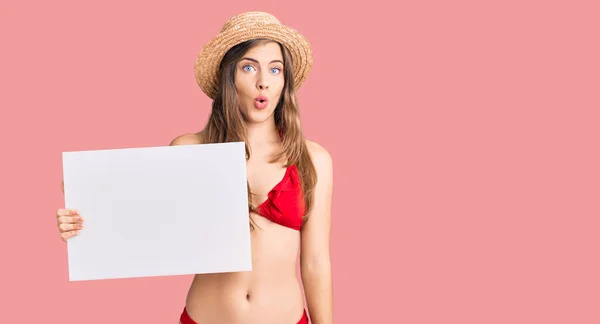 Beautiful Caucasian Young Woman Wearing Bikini Holding Blank Empty Banner — Stock Photo, Image