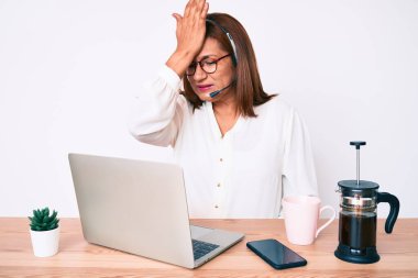 Ofiste çalışan orta yaşlı esmer kadın operatör kulaklığı takıyor. Hatayla el ele tutuşurken şaşırmış. Hatayı hatırla. Unuttum, kötü hafıza kavramı. 