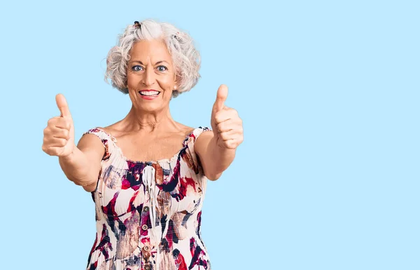 Μεγαλύτερη Γκρίζα Μαλλιά Γυναίκα Φορώντας Casual Ρούχα Έγκριση Κάνει Θετική — Φωτογραφία Αρχείου